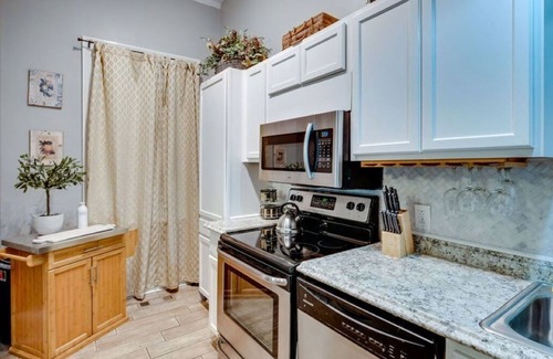Historic Downtown Savannah Apartment | Comfortable Escape 2BR Historic Downtown