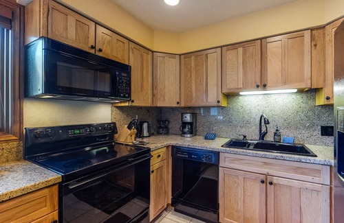 Intermountain House | Comfortable, family-friendly townhouse with mountain views and a full kitchen