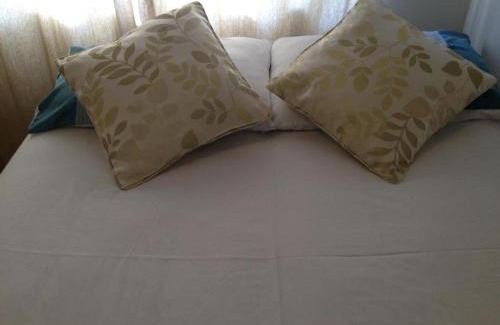 Harlington House | Comfortable Family room with Tv, Free Fast Wifi, Sleeps 3