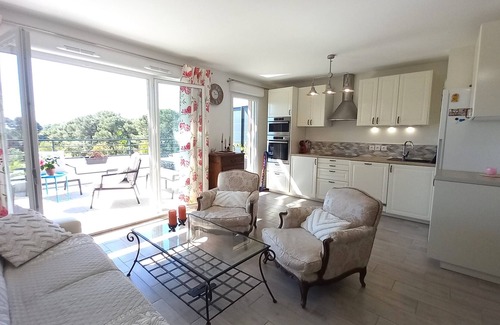 La Londe-les-Maures Apartment | Comfortable new T3 15m² south-facing terrace Air-conditioning Swimming pool Basement box
