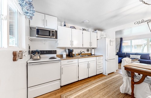 Florence Condo | Comfortable, friendly home close to river & ocean with WiFi & streaming
