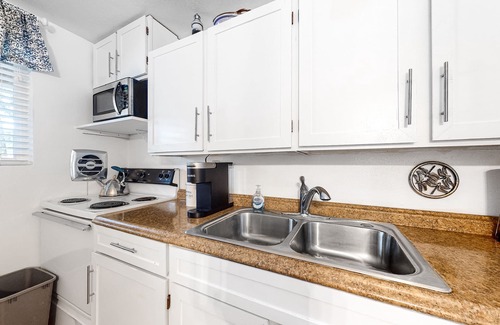 Florence Condo | Comfortable, friendly home close to river & ocean with WiFi & streaming