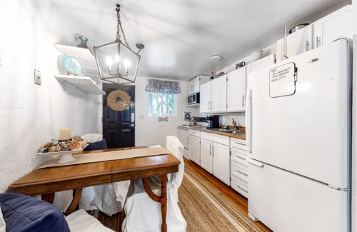 Florence Condo | Comfortable, friendly home close to river & ocean with WiFi & streaming