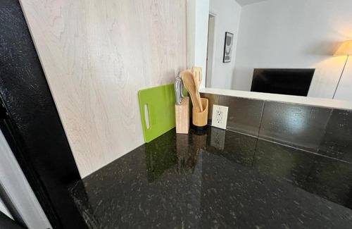 Norma Triangle Apartment | Comfortable & Hip 1 Bedroom Apartment at Center of WeHo