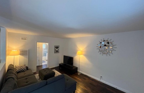 Norma Triangle Apartment | Comfortable & Hip 1 Bedroom Apartment at Center of WeHo