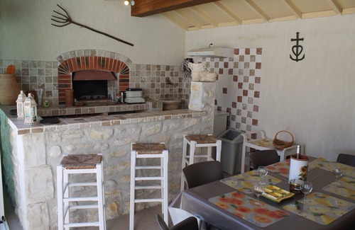 Maillane House | Comfortable holiday home screened in the center of Maillane