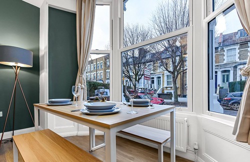 Clissold House | Comfortable Home in Hackney