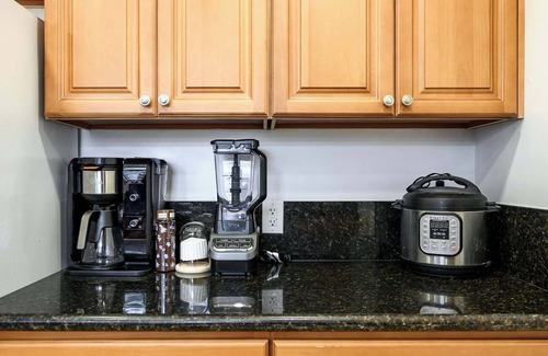 Alhambra House | Comfortable Home Near LA With Full Kitchen & Laundry