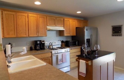 McMinnville House | Comfortable home with private hot tub