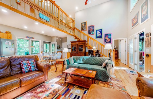 Clayton Cabin | Comfortable home with high-speed WiFi, private washer/dryer, and central AC