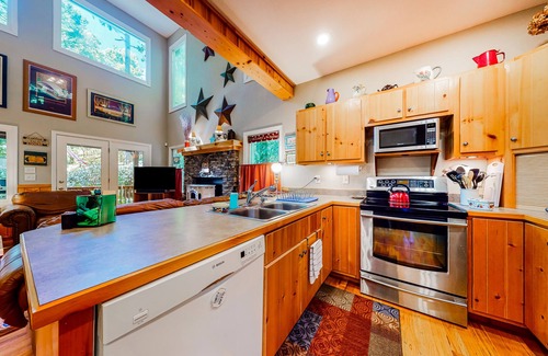 Clayton Cabin | Comfortable home with high-speed WiFi, private washer/dryer, and central AC