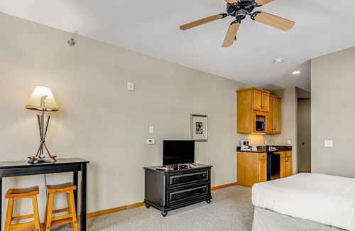 Three Lakes Condo | Comfortable lakefront studio with balcony, kitchenette, pool, gym, & hot tubs