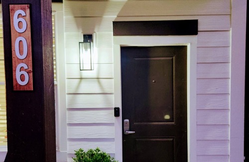 Oxford House | Comfortable Luxury~2 miles from Square! Close to MTrade! Fall Season Open Now!