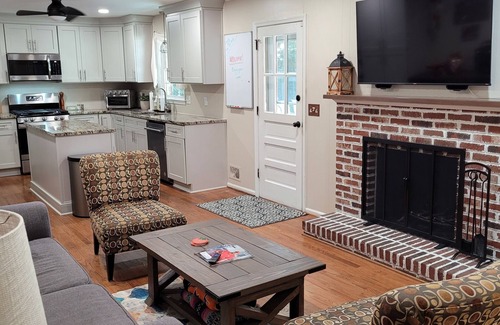 Augusta House | Comfortable Masters rental for 6-8 people in established West Augusta