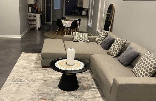 East of Broadway House | Comfortable Modern Oasis