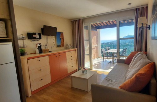 Agay Apartment | Comfortable nest with pool and sea view