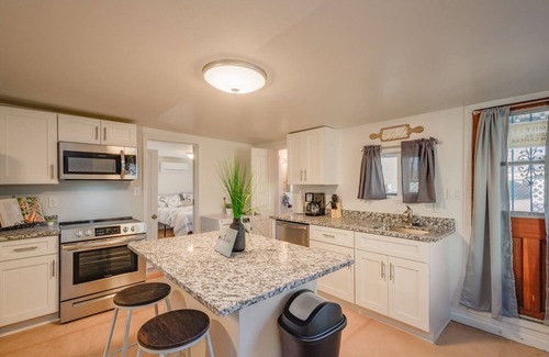 Albuquerque House | Comfortable pet friendly 2 bdrm house minutes from downtown, hospitals and UNM!