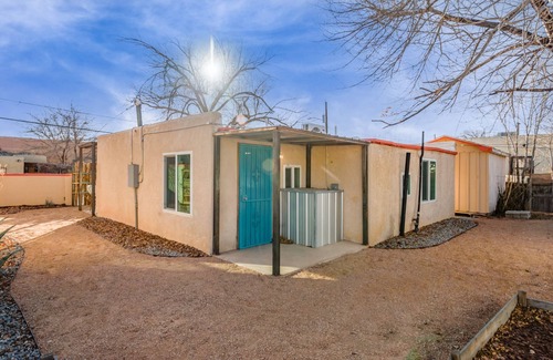 Albuquerque House | Comfortable pet friendly 2 bdrm house minutes from downtown, hospitals and UNM!
