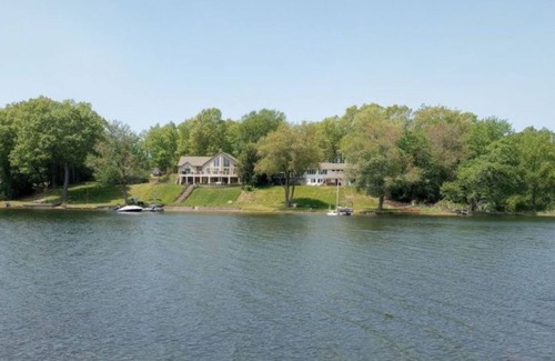 Southwick House | Comfortable Private Rooms near Congamond Lakes in Southwick