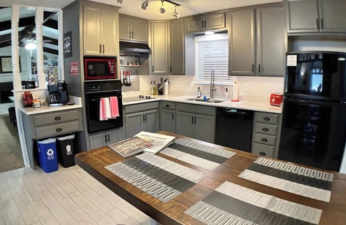 Denton House | Comfortable Quiet Retreat in Convenient Location