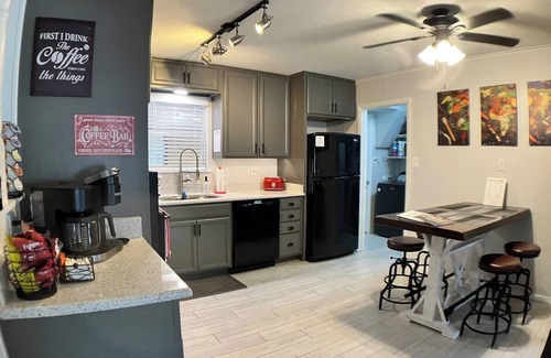 Denton House | Comfortable Quiet Retreat in Convenient Location
