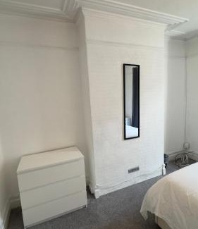 Redcliffe House | Comfortable room 1