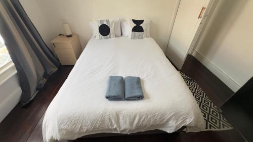Redcliffe House | Comfortable room 1