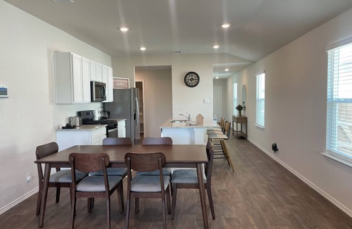 San Antonio House | Comfortable single story home 3 bed 2 bath Garage