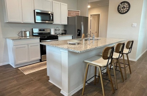 San Antonio House | Comfortable single story home 3 bed 2 bath Garage