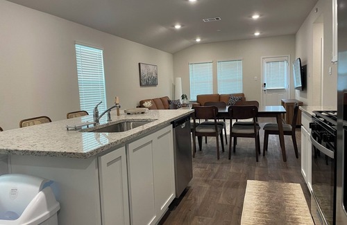 San Antonio House | Comfortable single story home 3 bed 2 bath Garage