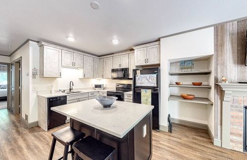 Warren Condo | Comfortable ski-in/out condo with pool, balcony, high-speed WiFi & hiking nearby