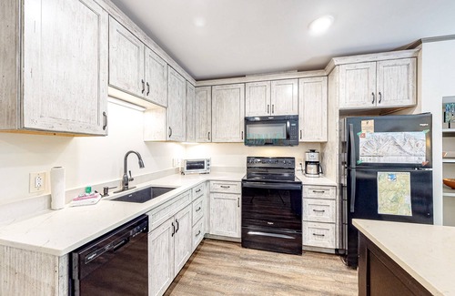 Warren Condo | Comfortable ski-in/out condo with pool, balcony, high-speed WiFi & hiking nearby