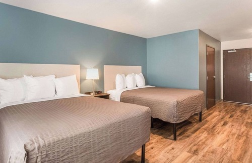 Newnan Hotel | Comfortable Space with Full Kitchen and Work Area for Business Travelers