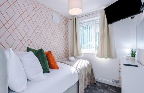 Droylsden Apartment | Comfortable & Spacious 3BR House with WiFi and free Parking