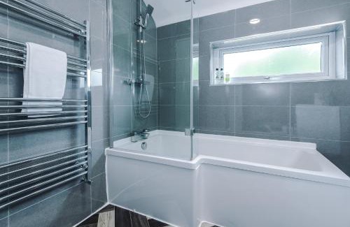 Droylsden Apartment | Comfortable & Spacious 3BR House with WiFi and free Parking