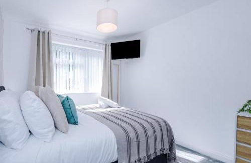 Droylsden Apartment | Comfortable & Spacious 3BR House with WiFi and free Parking