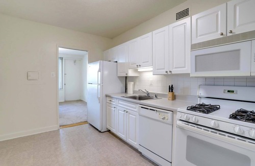 Aurora Highlands Apartment | Comfortable & Spacious Stay Near Reagan Airport