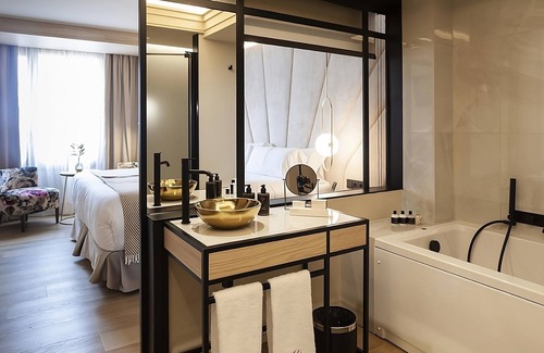 Sant Nicolau Hotel | Comfortable Stay! Central and Pet-friendly Hotel, Discover Historic Sites!