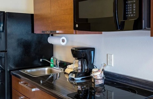 West Jordan Hotel | Comfortable Stay! Full Kitchen, Pets Allowed! Close to America First Fields!