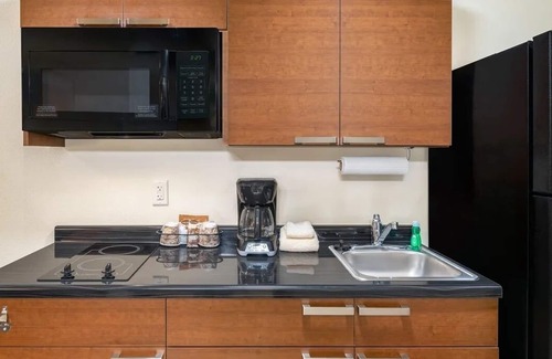 West Jordan Hotel | Comfortable Stay! Full Kitchen, Pets Allowed! Close to America First Fields!