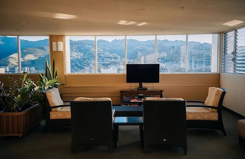 Waikiki Hotel | Comfortable Stay! Rooftop Pool, Sauna, Walk to Waikiki Beach!