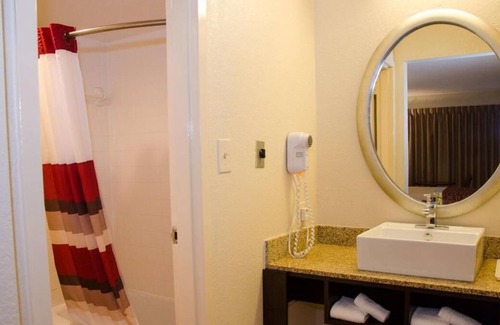 Williamsburg House | Comfortable Stay, Superb Location! Pet-Friendly, Free Parking!