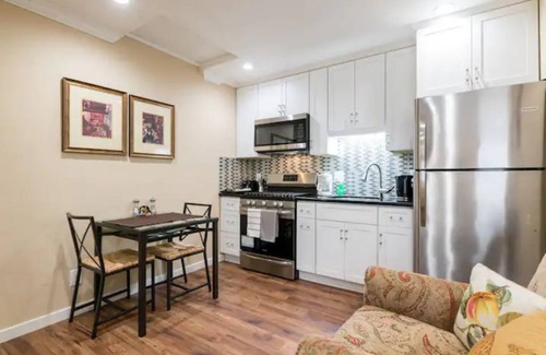 Redwood City Apartment | Comfortable Studio in a Woodside Plaza
