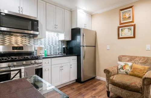 Redwood City Apartment | Comfortable Studio in a Woodside Plaza