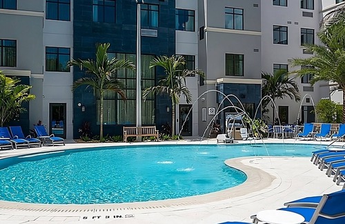 Naples Apartment | Comfortable Studio w/Pool, Hot Tub, and Poolside Tiki Bar – Ideal for Groups