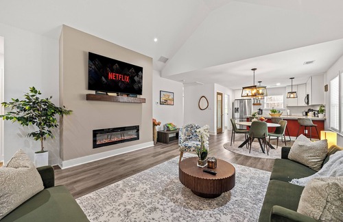 Cartersville House | Comfortable & Stylish New House - 10min to LakePoint!