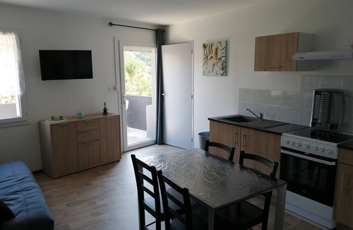 Lamalou-les-Bains Apartment | Comfortable T2 private parking air-conditioned elevator wifi 300 m from the spa
