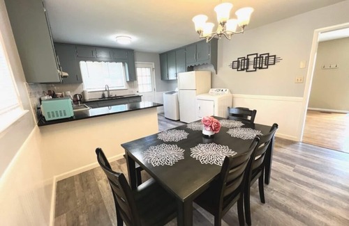 Cary House | ★Comfortable Townhome★King Bed ★ Long Term Stays ★