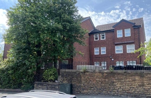 Leeds Apartment | Comfortable Triple Room with Private Shower