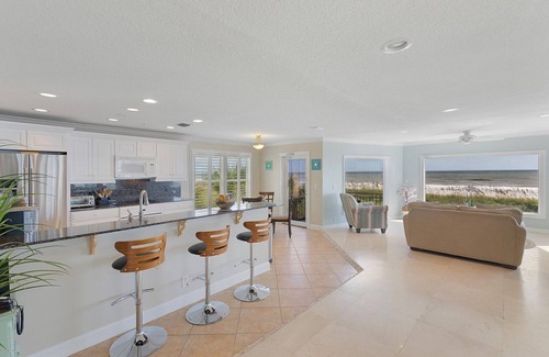 Jacksonville Beach House | Comfortable Retreat Beach House – City Center for numerous SHOPS & Restaurants!